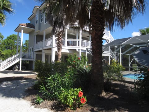 4 Bed/4 Bath on short Beach Path Private Pool can be heated for a fee
