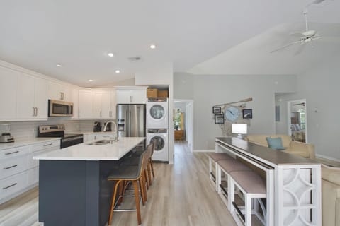 Kitchen and Breakfast Bar