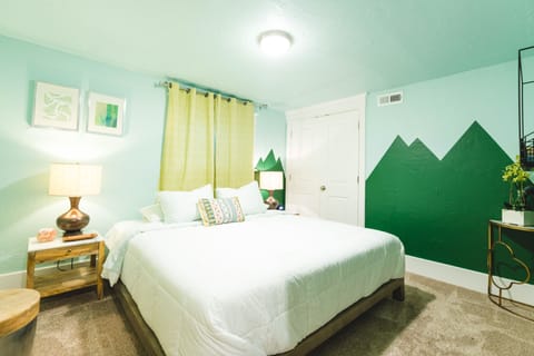 King bed with nice Beautyrest Silver Hybrid Elite Mattress with memory foam. 