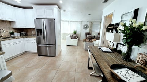 Light and Bright, Clean Fully Equipped Kitchen