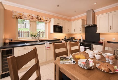 Dryburgh Stirling One - enjoy breakfast at the table in the kitchen