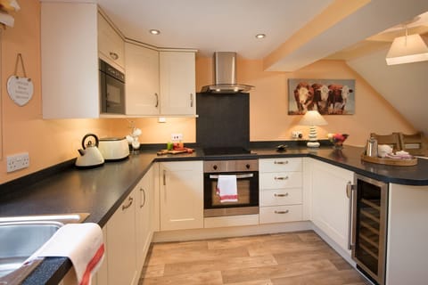 Dryburgh Stirling Two - kitchen with breakfast bar and wine fridge
