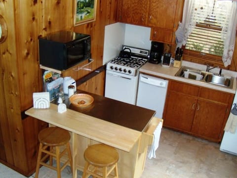 Fully equipped kitchen with dishwasher, breakfast counter. New Bosch dishwasher.