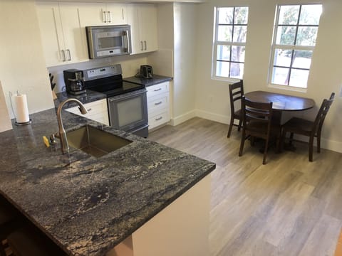 New Spacious Kitchen W/Breakfast Table