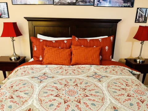 Master bedroom with queen bed 