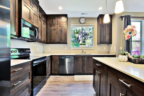 Kitchen Brand New ('18), New Samsung Appliances, w/ an Island