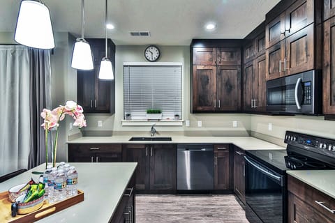 Kitchen Brand New ('18), New Samsung Appliances, w/an Island