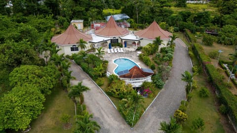 4 bedroom private villa with pool in Runaway Bay