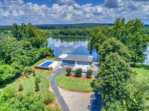 Augusta's finest Savannah River House with PRIVACY 10 miles from the airport!