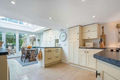 Gassons View Kitchen/ Breakfast Room - StayCotswold