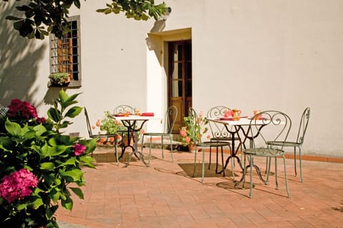 Outdoor with table for everything