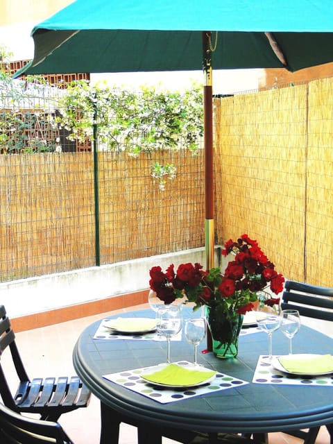 The outside court of the apartment