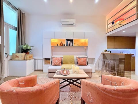 PARIS LIVE - Bright living room with two comfortable armchairs and a welcoming sofa bed