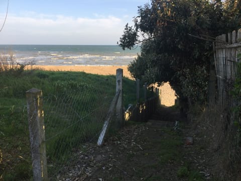 The sea and the beach at the exit of the villa, in a very quiet area Villa in Normandy