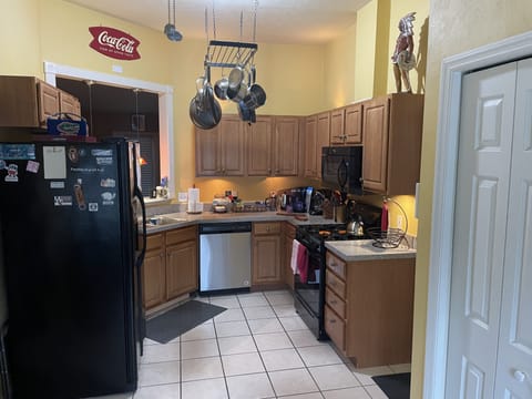 Fully stocked kitchen including complimentary coffee and tea.