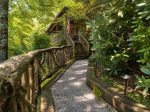high-hemlock-luxury-cabin-highlands-nc-exterior- entry