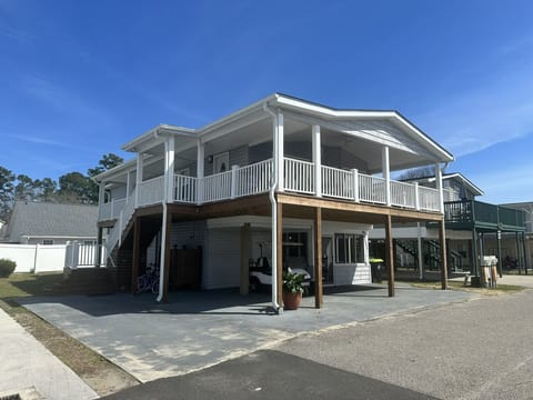 Exterior photo. Maximum of 4 cars.