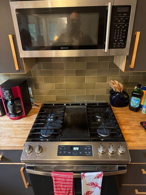 higher end stove w griddle, and quiet Bosch dishwasher