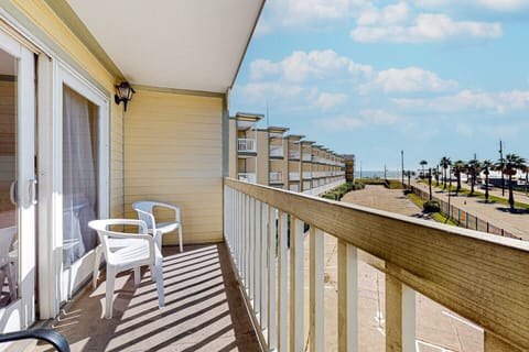 Balcony and view from Seawall Escape