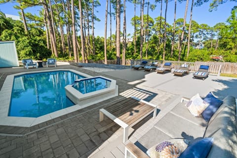 Privates heated pool & spa and large fenced yard