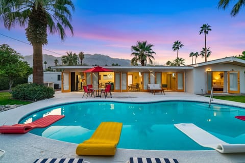 Mid-century Palm Springs retreat at sunset