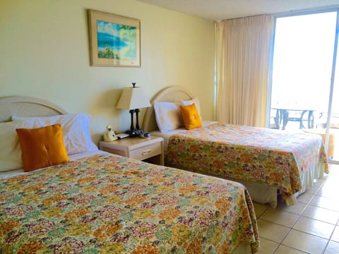 2 full size hotel beds