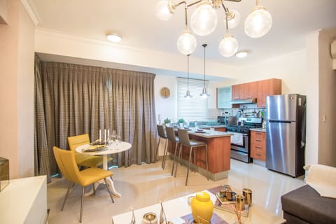 Livingroom with sofabed, open kitchen, balcony, amazing city views ,TV with 200+