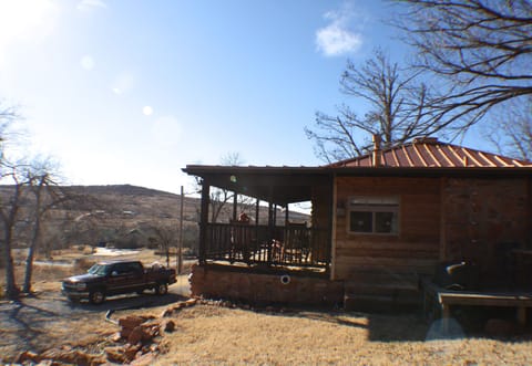 2 blocks from Bath Lake - mountain views on all sides - only 1 neighbor!