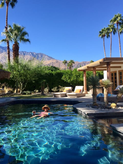 You can count 50 palm trees from the pool! Multiple pool toys+compressor+views! 