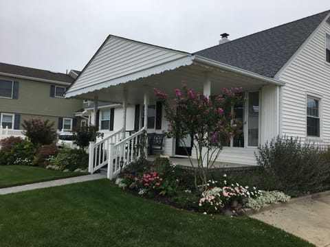 Lovely Fall and Winter Retreat.  A Front Porch & lovely Garden to enjoy! 