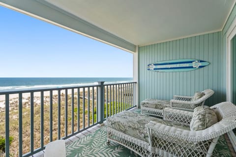 Large deck overlooking the ocean! Best view on the Island!