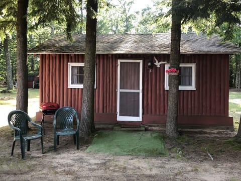 Each cabin has a charcoal grill, picnic table and 2 outdoor chairs