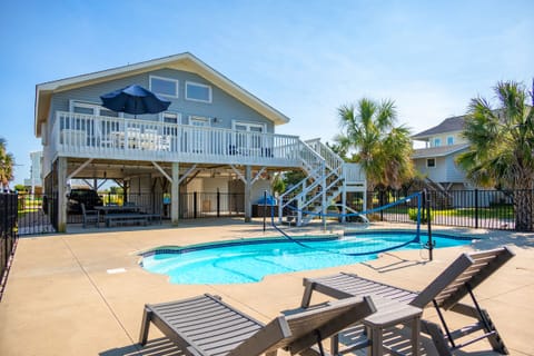 Exterior / Pool - North