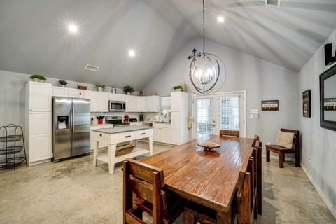 Dining Area | Dishware & Flatware Provided