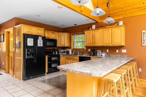 Fully equipped kitchen: all pots and pans provided, dishes provided, both regular coffee maker and Keurig. 5 additional stools at the kitchen bar.