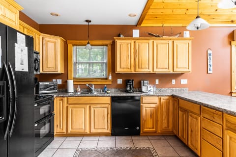 Fully equipped kitchen: all pots and pans provided, dishes provided, both regular coffee maker and Keurig.