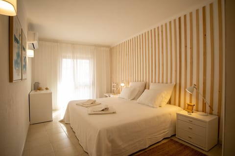 Quarto ensuite com cama King Size 2.00x2.00m e casa de banho privada