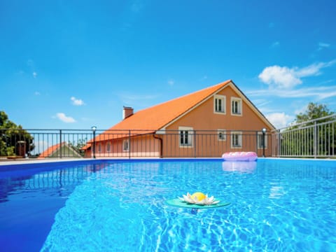 Water, Cloud, Sky, Building, Property, Swimming Pool, Blue, Azure, Plant, House
