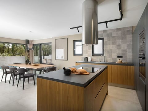 Countertop, Room, Property, Furniture, Interior Design, Kitchen, Cabinetry, Building, House, Floor