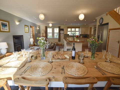 Table, Tableware, Furniture, Property, Plant, Picture Frame, Chair, Building, Decoration, Interior Design