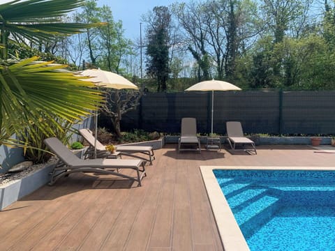 Swimming Pool, Wood, Outdoor Furniture, Resort, Flooring, Sunlounger, Composite Material, Floor, Eco Hotel, Shade