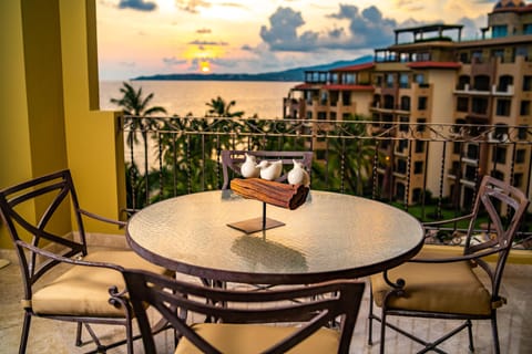 Look no further — our 6 story building one unit faces west for unparalleled view