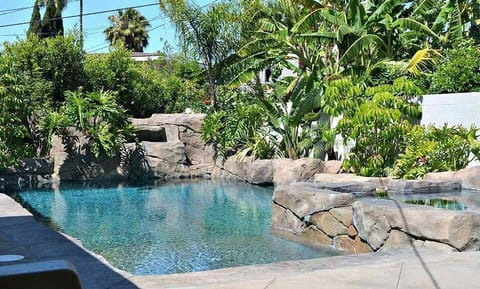Outdoor Oasis with Beautiful Rock Pool and Jacuzzi