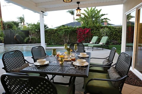 Beautiful In-ground Pool and Jacuzzi with Outdoor Patio Dining