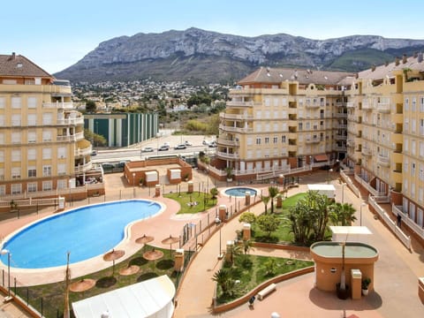 Building, Water, Sky, Property, Mountain, Window, Plant, Urban Design, House, Swimming Pool