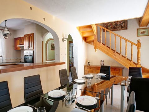 Room, Interior Design, Building, Property, Ceiling, Furniture, House, Table, Real Estate, Architecture