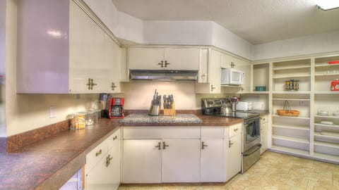 Kitchen contains all the necessities, just bring food!