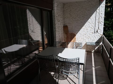 Property, Building, Chair, Interior Design, Table, Floor, Flooring, Wood, Composite Material, Urban Design