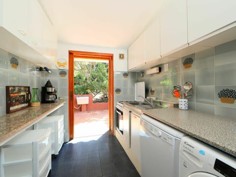 Property, Room, Countertop, Kitchen, Building, Furniture, Interior Design, Cabinetry, House, Real Estate