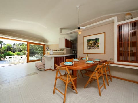 Property, Room, Real Estate, Building, Furniture, House, Interior Design, Table, Floor, Ceiling